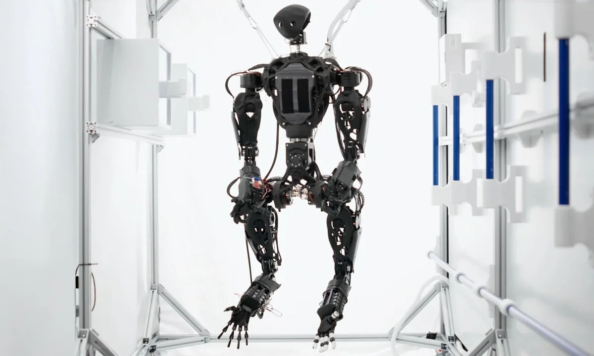 Robot bốn tay phục vụ trên vũ trụ