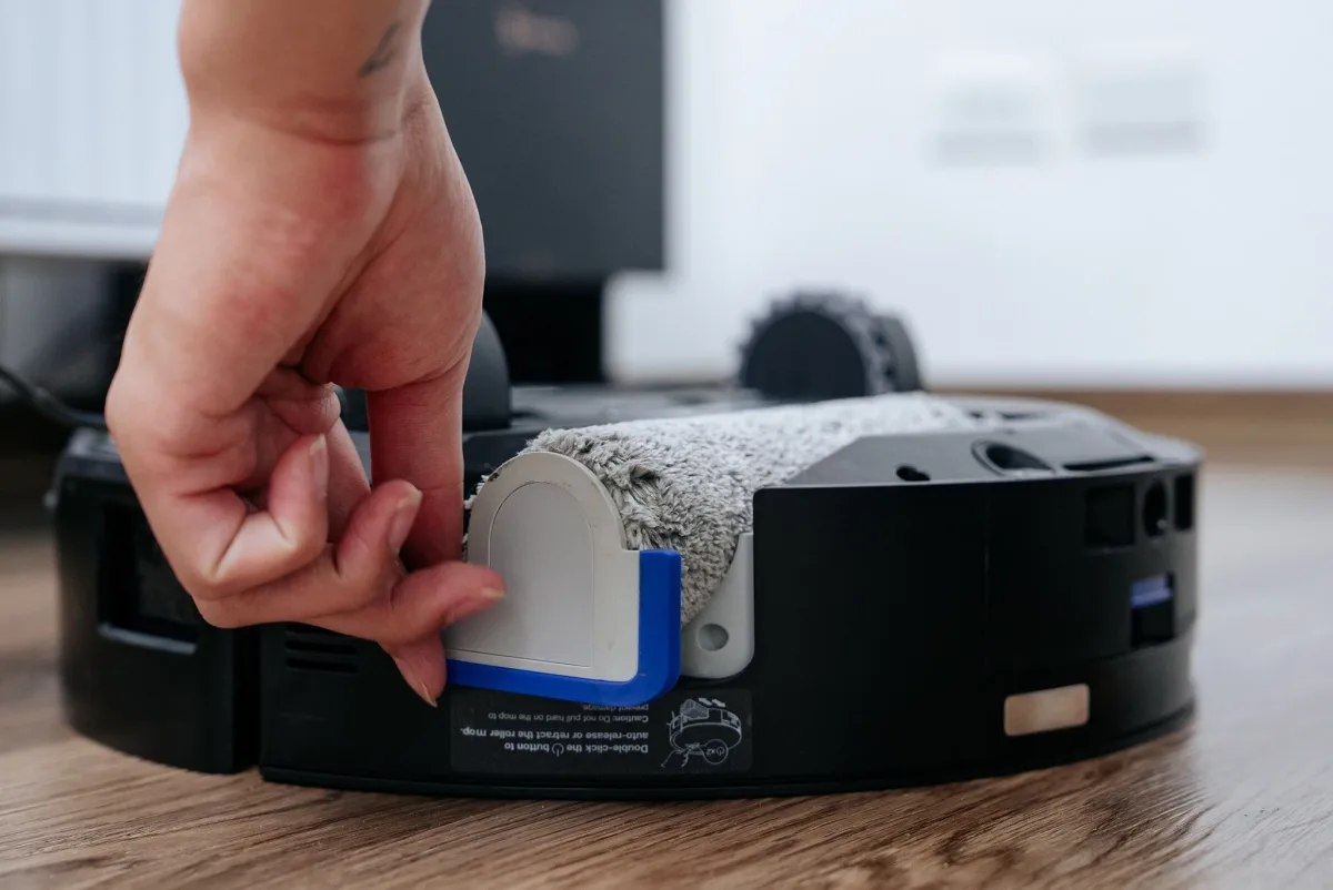 Ecovacs Deebot X8 - robot lau nhà sử dụng con lăn