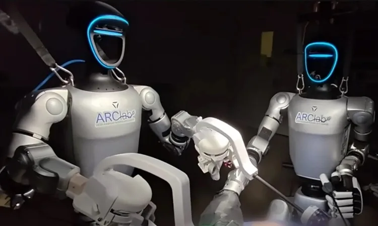 Robot hình người Mỹ lần đầu thực hiện phẫu thuật