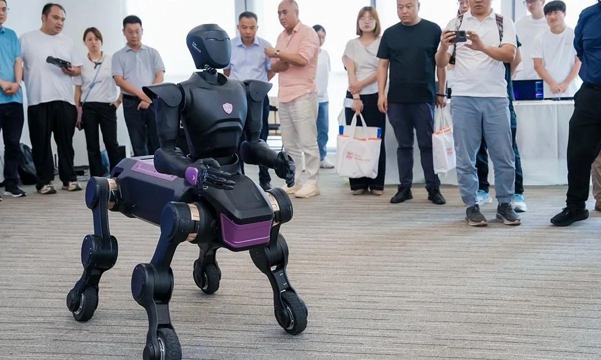 Robot nhân mã Trung Quốc với 95% linh kiện nội địa